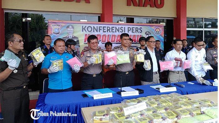 Berawal Dari Kapal Pompong Yang Kehabisan BBM, Temuan 37 Kg Sabu Dan Puluhan Ribu Butir Ekstasi