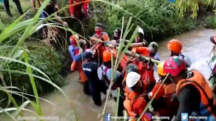 Jasad Anak Beranak Pemotor yang Terseret Banjir Bandang Ditemukan, Korban Masih Memakai Helm
