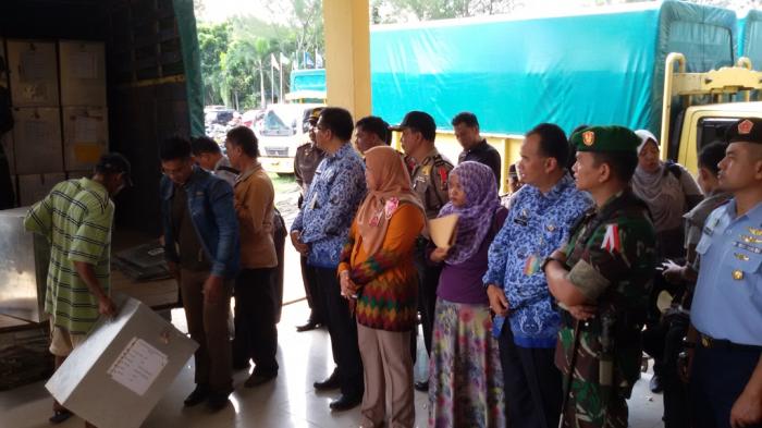 FOTO: Persiapan Pelaksanaan Pilkada Dumai 2015 - forkompimda-dumai-tinjau-distribusi-surat-suara_20151207_162844.jpg