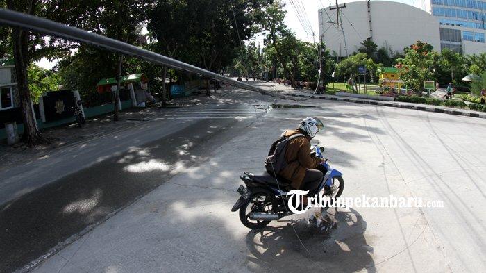 FOTO: Kabel Melintang Rendah di RTH Kaca Mayang Pekanbaru Bahayakan Pengguna Jalan - foto-kabel-melintang-rendah-di-rth-kaca-mayang-bahayakan-pengguna-jalan-1.jpg