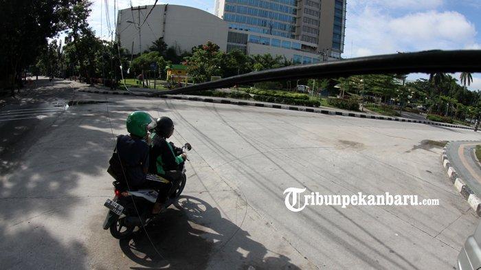 FOTO: Kabel Melintang Rendah di RTH Kaca Mayang Pekanbaru Bahayakan Pengguna Jalan - foto-kabel-melintang-rendah-di-rth-kaca-mayang-bahayakan-pengguna-jalan-2.jpg