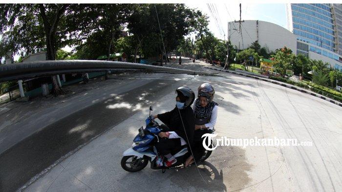 FOTO: Kabel Melintang Rendah di RTH Kaca Mayang Pekanbaru Bahayakan Pengguna Jalan - foto-kabel-melintang-rendah-di-rth-kaca-mayang-bahayakan-pengguna-jalan-3.jpg