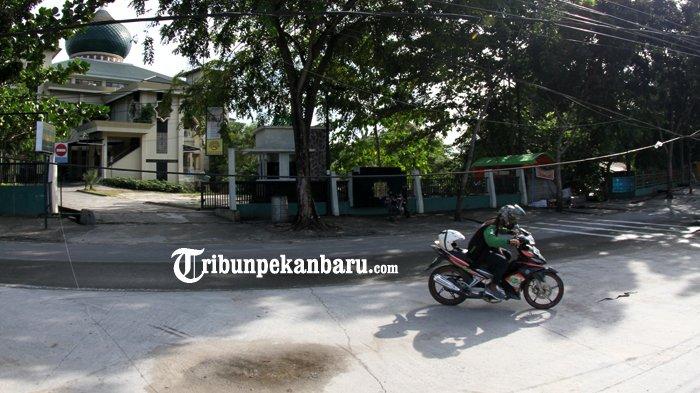 FOTO: Kabel Melintang Rendah di RTH Kaca Mayang Pekanbaru Bahayakan Pengguna Jalan - foto-kabel-melintang-rendah-di-rth-kaca-mayang-bahayakan-pengguna-jalan-4.jpg