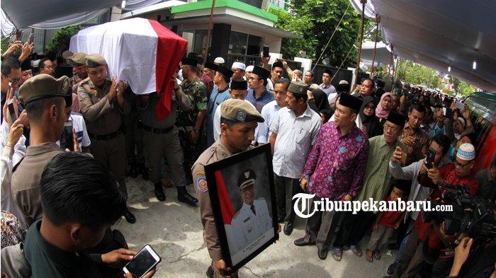 Wali Kota Pekanbaru Ikut Antarkan Jenazah Bupati Kampar Azis Zaenal
