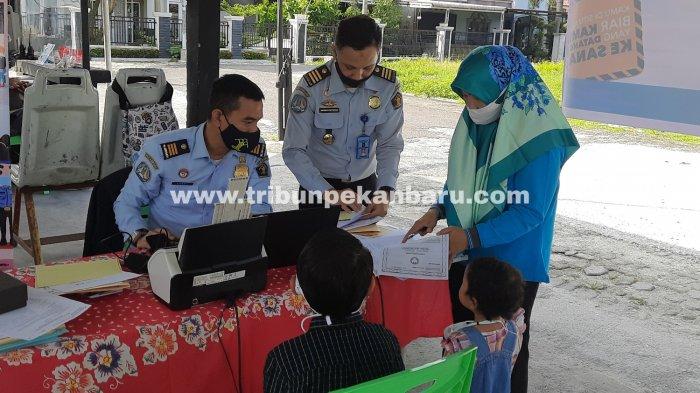 FOTO: Kantor Imigrasi Kelas I TPI Pekanbaru Jemput Bola Pengurusan Paspor Lewat Eazy Passport  - foto_kantor_imigrasi_kelas_i_tpi_pekanbaru_jemput_bola_pengurusan_paspor_lewat_eazy_passport-_1.jpg