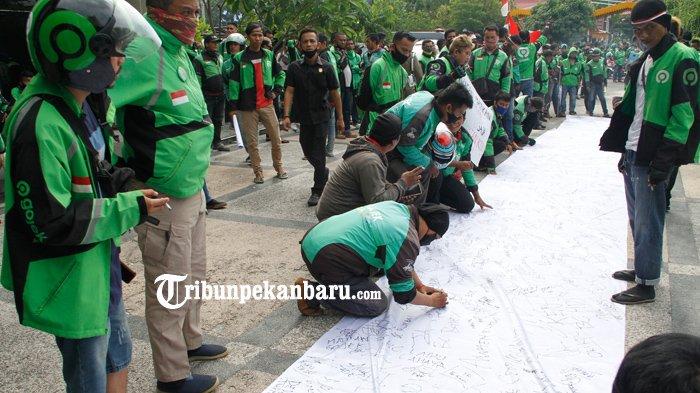 FOTO: Ratusan Pengemudi Ojol Gojek Datangi Kantor DPRD Kota Pekanbaru - foto_ratusan_pengemudi_ojol_gojek_datangi_kantor_dprd_kota_pekanbaru_1jpg.jpg