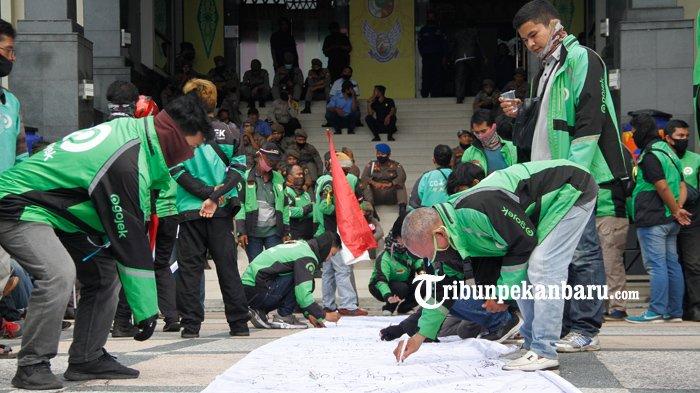 FOTO: Ratusan Pengemudi Ojol Gojek Datangi Kantor DPRD Kota Pekanbaru - foto_ratusan_pengemudi_ojol_gojek_datangi_kantor_dprd_kota_pekanbaru_2jpg.jpg