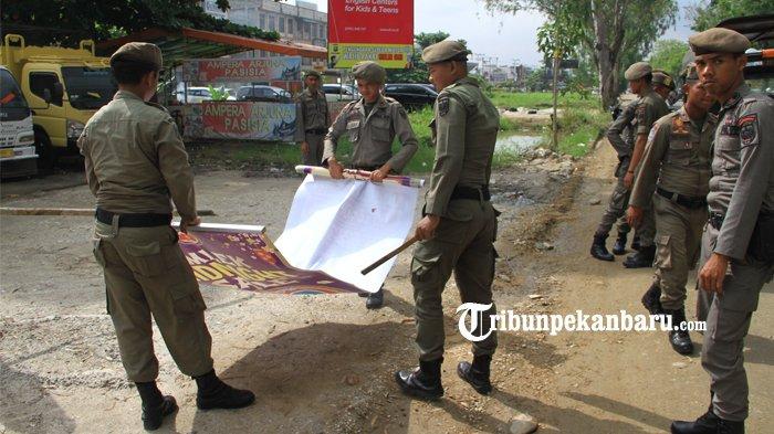 FOTO: Sat Pol PP Pekanbaru Tertibkan Baliho Kadaluwarsa - foto_sat_pol_pp_pekanbaru_tertibkan_baliho_kadaluwarsa_1.jpg