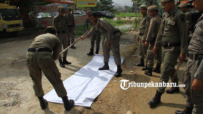 FOTO: Sat Pol PP Pekanbaru Tertibkan Baliho Kadaluwarsa - foto_sat_pol_pp_pekanbaru_tertibkan_baliho_kadaluwarsa_2.jpg