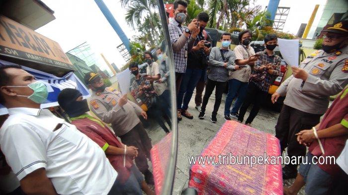 FOTO: Terekam CCTV Saat Melakukan Pencurian, Al Ditangkap Tim Opsnal Polsek Pekanbaru Kota - foto_terekam_cctv_saat_melakukan_pencurian_al_ditangkap_tim_opsnal_polsek_pekanbaru_kota_2.jpg