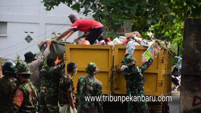 Ratusan Personel TNI dan Polri Dikerahkan untuk Angkut Sampah Menumpuk di Kota Pekanbaru