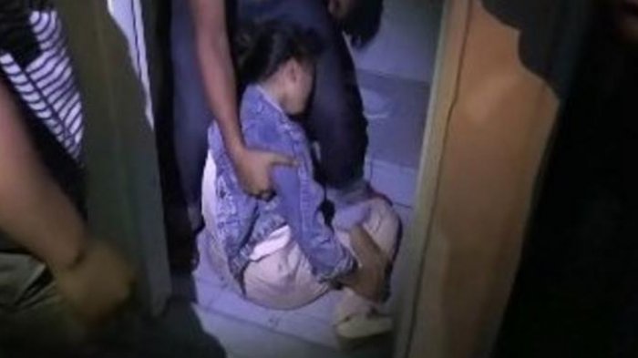 Warga Sudah Menunggu di Depan Pintu WC, 2 Orang Sedang Mesum di Dalamnya, Keluar Langsung Kena Hajar