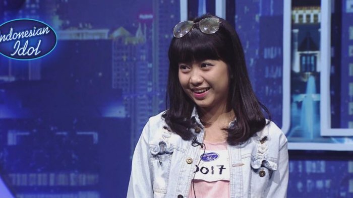 Ghea Indrawari Unggah Video Lagi Main Gitar, Netizen Malah Fokus pada Poster di Belakang