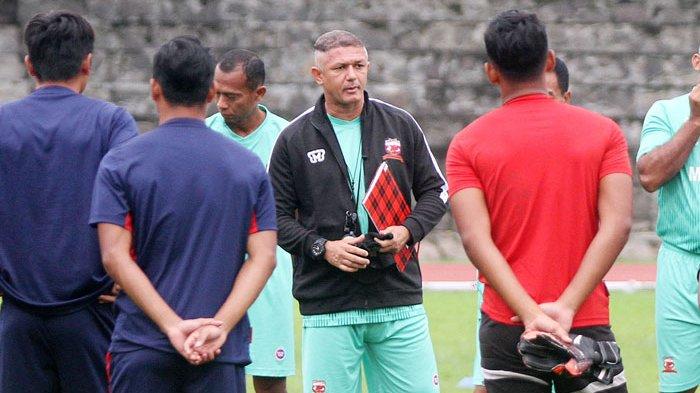 Kalah dari PSS, Pelatih Kalteng Putra Sebut Timnya Kalah karena Wasit