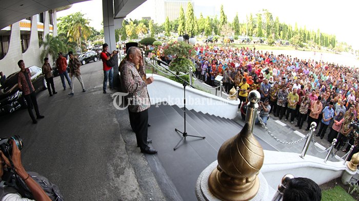 FOTO: Gubernur Riau Arsyadjuliandi Rachman Resmi Pamit di Hadapan Ribuan ASN - gubernur-riau-arsyadjuliandi-rachman-andi-rachman-pamit-di-hadapan-asn-pemprov-riau_20180920_180956.jpg
