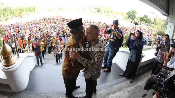 FOTO: Gubernur Riau Arsyadjuliandi Rachman Resmi Pamit di Hadapan Ribuan ASN - gubernur-riau-arsyadjuliandi-rachman-andi-rachman-pamit-di-hadapan-asn-pemprov-riau_20180920_181025.jpg
