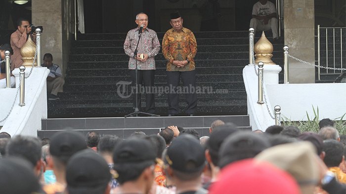 FOTO: Gubernur Riau Arsyadjuliandi Rachman Resmi Pamit di Hadapan Ribuan ASN - gubernur-riau-arsyadjuliandi-rachman-andi-rachman-pamit-di-hadapan-asn-pemprov-riau_20180920_181109.jpg