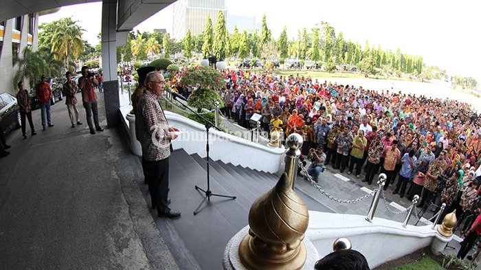 FOTO: Gubernur Riau Arsyadjuliandi Rachman Resmi Pamit di Hadapan Ribuan ASN - gubernur-riau-arsyadjuliandi-rachman-pamit-pada-asn-pemprov-riau_20180920_180940.jpg
