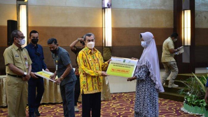 Diserahkan Gubri Syamsuar, 20 Ribu Lebih Pelaku UMKM di Riau Dapatkan Bantuan, Berapa Nominalnya?