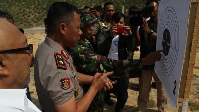 FOTO :Gubri, Pangdam, Dandrem dan Kapolda Riau Ikuti Lomba Menembak Pistol - gubri-pangdam-danrem-kapolda-lomba-nembak_20170112_160718.jpg