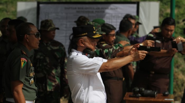 FOTO :Gubri, Pangdam, Dandrem dan Kapolda Riau Ikuti Lomba Menembak Pistol - gubri-pangdam-danrem-kapolda-lomba-nembak_20170112_160800.jpg