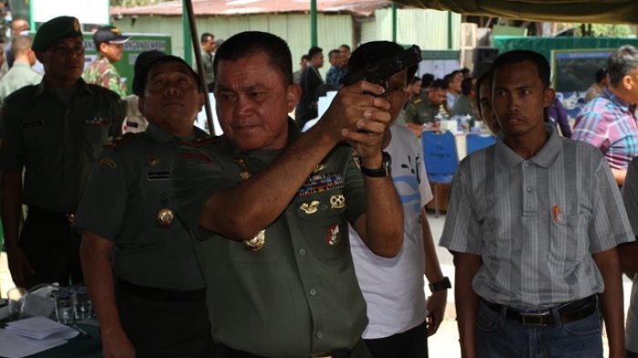 FOTO :Gubri, Pangdam, Dandrem dan Kapolda Riau Ikuti Lomba Menembak Pistol - gubri-pangdam-danrem-kapolda-lomba-nembak_20170112_160842.jpg