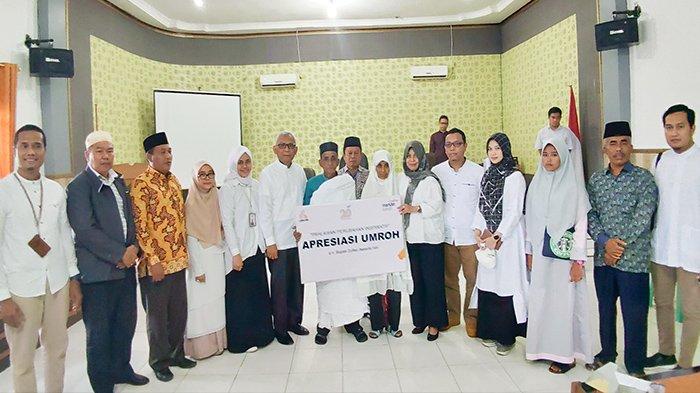 Dapat Umrah Gratis, Guru Ngaji Ini Langsung Sujud Syukur