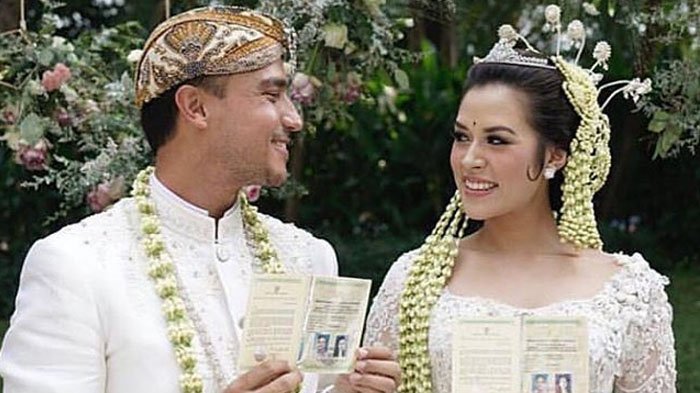 Bukan Main! Inilah Sosok Pembaca Al Quran di Pernikahan Raisa dan Hamish Daud