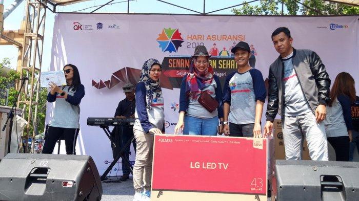 Ribuan Orang Ikut Senam Zumba Pada Puncak Hari Asuransi 2019 di Pekanbaru