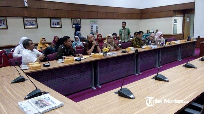 Jumpai Komisi I DPRD Riau, Honorer KII: Kami Berharap Jadi PNS