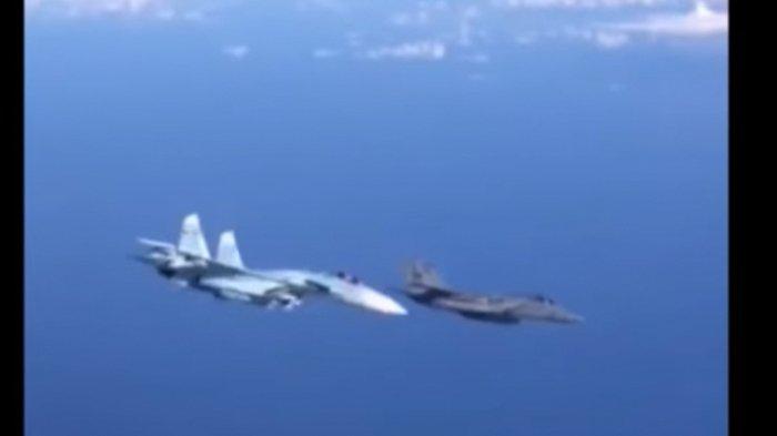 Menegangkan, Aksi Manuver Udara Delapan Jet Tempur Rusia Cegat Pesawat Pembom Amerika di Crimea