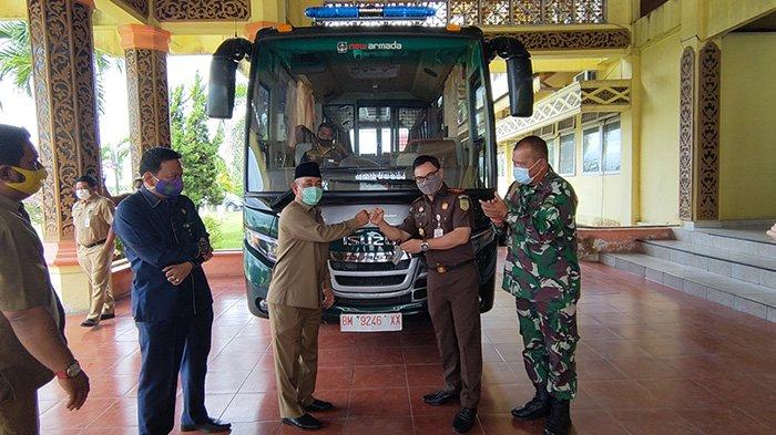 Antar Jemput Tahanan ke Pekanbaru, Kejari Pelalawan Terima Hibah Mobil dari Pemda