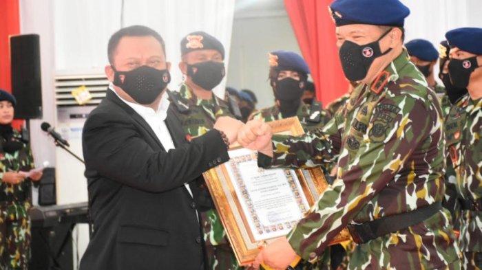 Hibahkan 20 Ha Tanah untuk Brimob, Bupati Kampar Terima Penghargaan dari Polda Riau