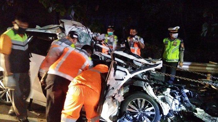 3 ABG Tewas dan Seorang Kritis, Honda Jazz yang Mereka Kendarai Tabrak Belakang Truk Kontainer