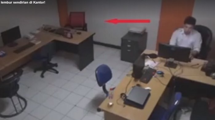 VIDEO: HOROR! Terekam Sosok Putih Mengerikan Saat Pria Ini Lembur Dikantor Sendiri