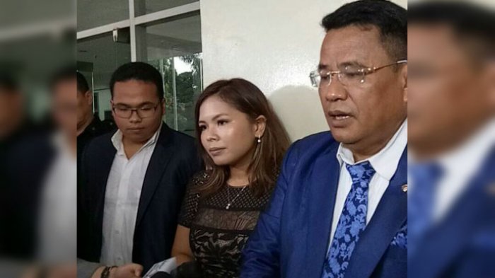 Hotman Paris Bawa Oleh-oleh Uang Saat Jenguk Julia Perez