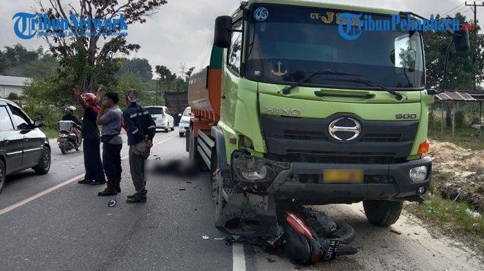 Laka Lantas Tragis, Pemotor Tewas di Tempat Usai 'Laga Kambing' dengan Truk Tronton di Jalan Siak II