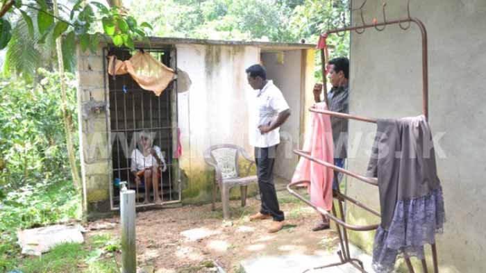 Sungguh Kejam, Seorang Ibu Berusia 78 Tahun Dikurung Anaknya di Dalam 'Kandang'