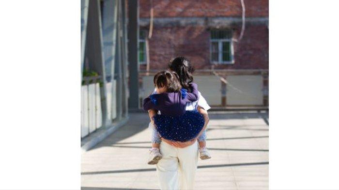 Kekerasan Anak di Jabar ! Tak Sadar , Yuni Gendong Jasad Anaknya saat akan Melapor ke Polisi