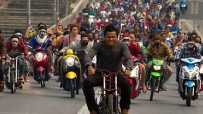 Geng Motor Bersajam Teror Cimahi, Seorang Pengendara Disabet di Punggung