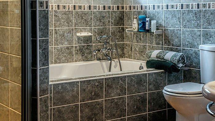 Bagaimana Rasanya Terkurung 24 Jam di Toilet Kamar Hotel? Tanyakan pada Gadis Ini