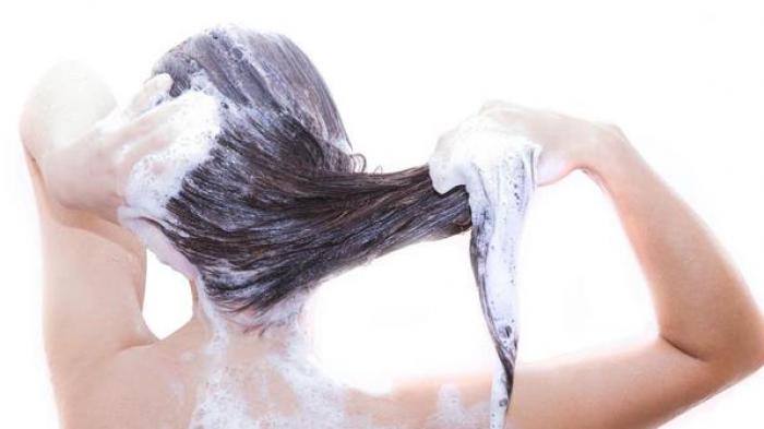 Cukup Dengan Menambahkan Bahan Ini di Shampoo, Ucapkan Selamat Tinggal pada Ketombe