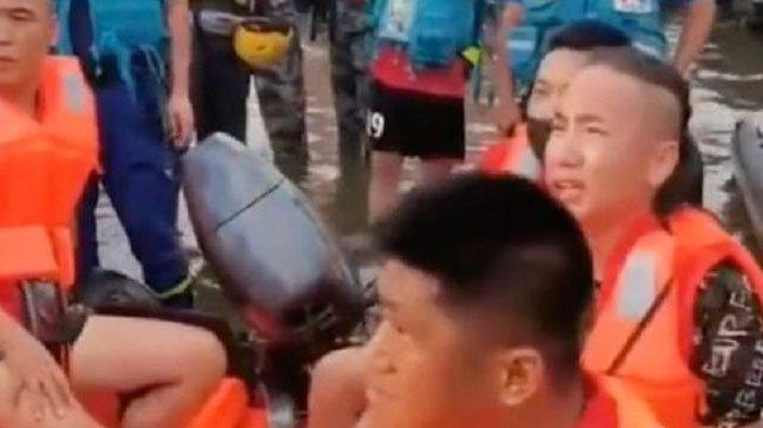 Netizen Dibikin Geram oleh Ulah 4 Pria Ini, Sempat-sempatnya bikin Konten di Lokasi Musibah