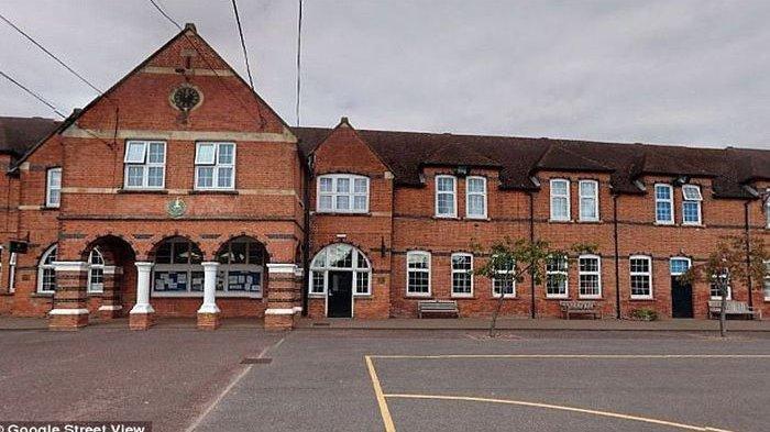 Ini Sekolah yang Izinkan Siswanya Jadi Banci, Cowok Boleh Pakai Rok dan MakeUp, Ini Alasannya