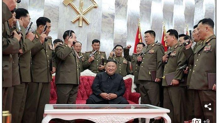 Inilah Kim Jong Un dan Para Jenderalnya Pegang Pistol, Siap Bertaruh Nyawa, Disebut Seperti Gengster