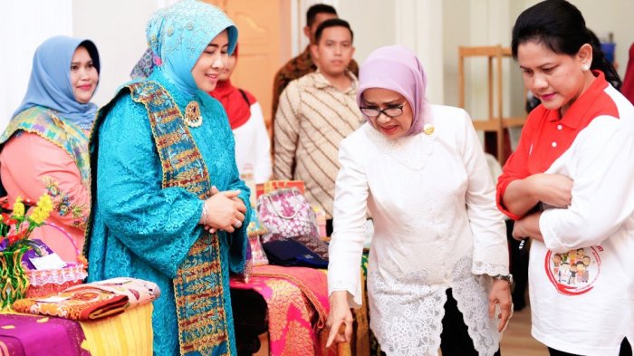 Tenun Inhil Jadi Daya Tarik Iriana Jokowi dan Mufidah Jusuf Kalla di Stand Pameran Dekranasda Inhil