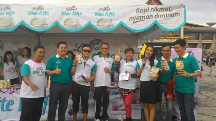 Luwak White Koffie Meriahkan Jalan Sehat dengan Games dan Produk Baru