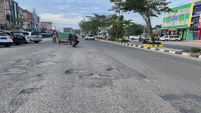 Wako Dumai Sebut Masih Proses Lelang TErkait Perbaikan Jalan Sudirman yang Penuh Lubang