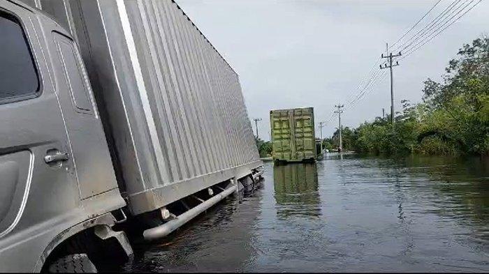 8 Truk Mogok di Tengah Banjir Jalintim KM 83 Desa Kemang Pelalawan, Petugas Evakuasi Satu Per Satu