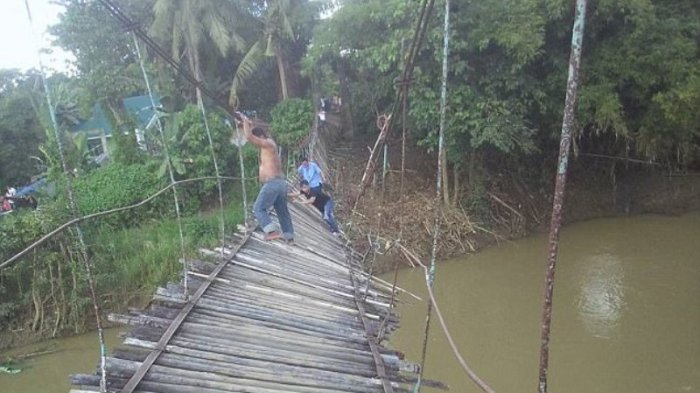 Hendak Hadiri Pesta Pernikahan, 20 Tamu Undangan Malah Terjun ke Sungai Gara-gara Insiden Ini